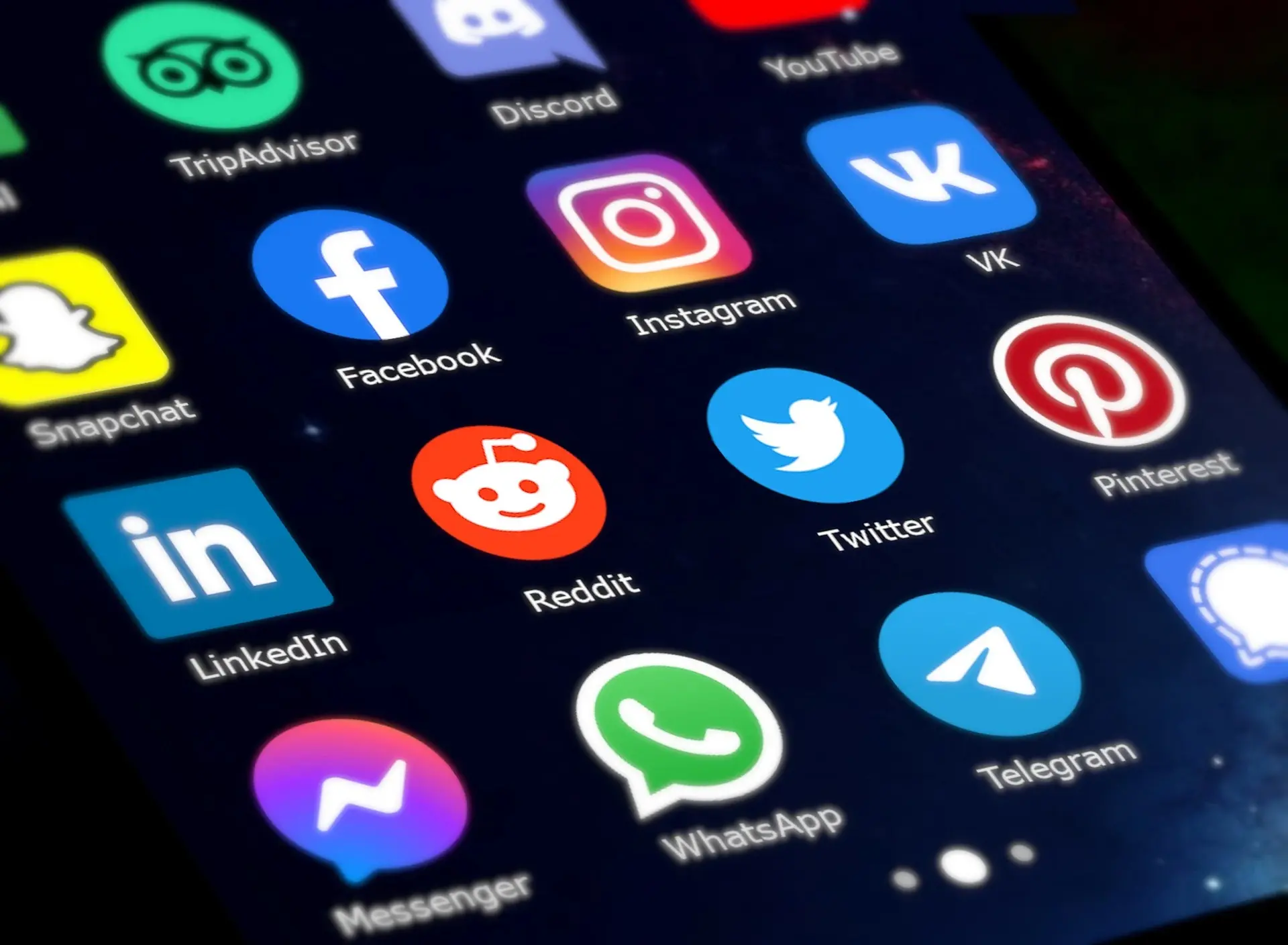 Freelance digital marketer in Qatar managing social media marketing campaigns, creating content, and growing business engagement across social platforms.