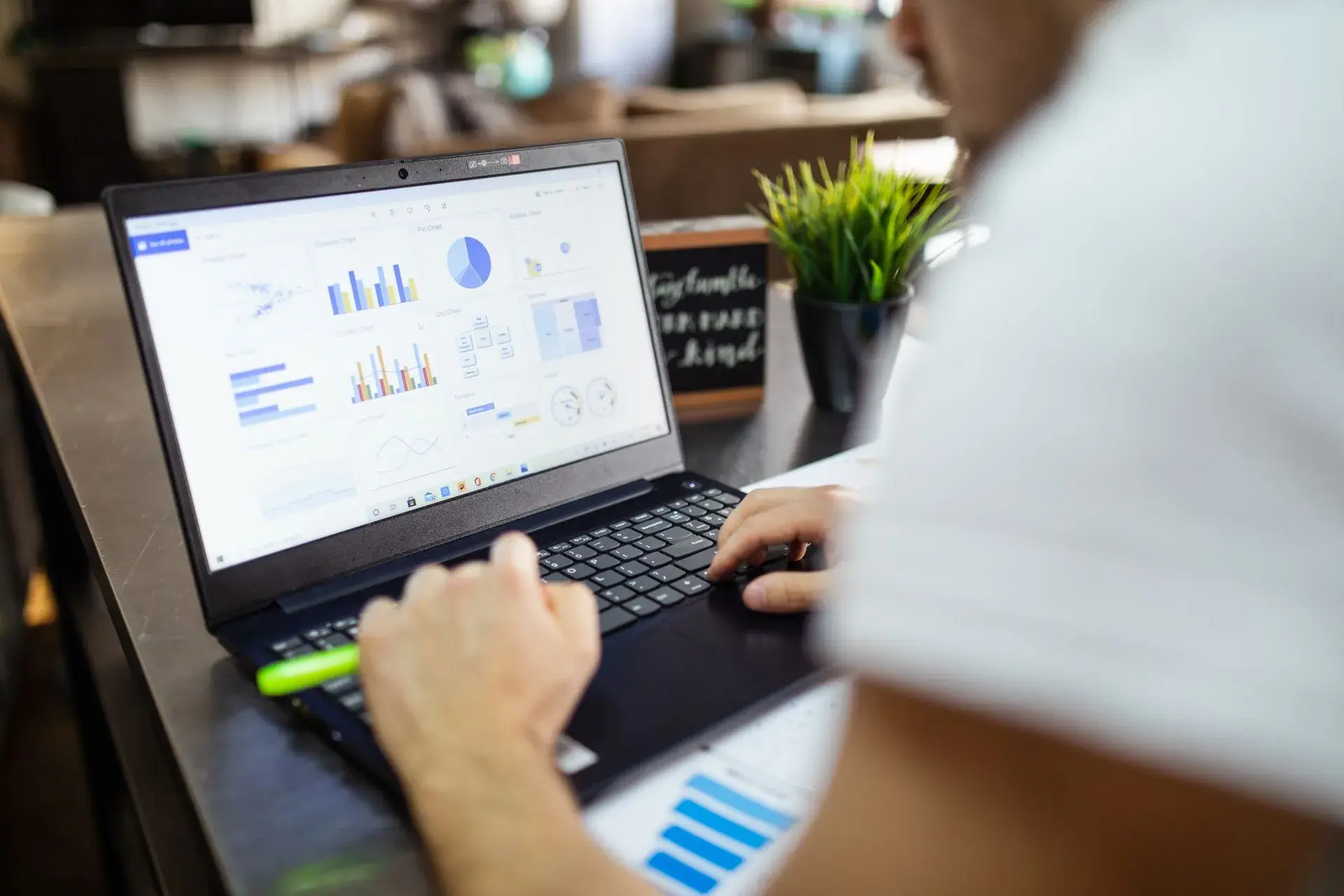 Freelance digital marketer in Qatar designing and optimizing WordPress websites for business growth, responsive design, and SEO performance.
